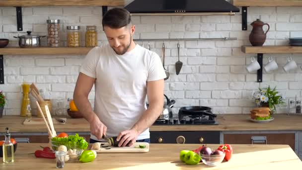 Glad Ungt Par Hemma Man Skär Aubergine Förbereder Sallad Skålen — Stockvideo