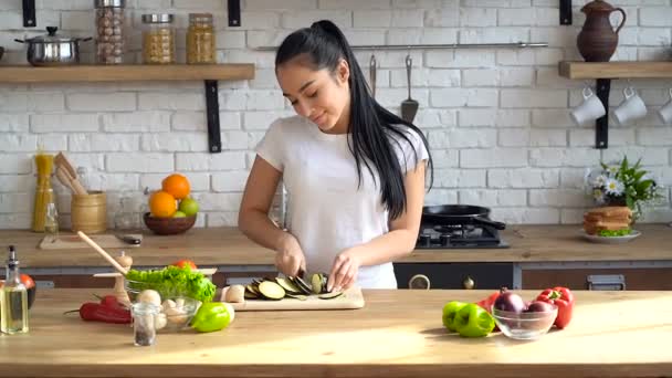 Młoda Kobieta Przygotowuje Danie Sałatkowe Kuchni Cięcie Bakłażan — Wideo stockowe