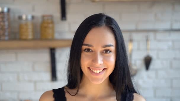 Retrato Una Joven Sonriente Mirando Cámara Interior Cocina — Vídeo de stock