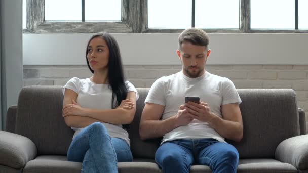 Femme Colère Regardant Homme Tout Tenant Regardant Smartphone Quelques Problèmes — Video