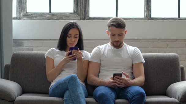 Pas Couple Émotionnel Assis Sur Canapé Regardant Dans Les Smartphones — Video