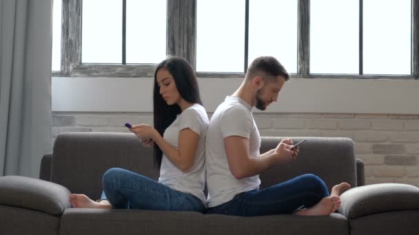 现代夫妇背靠背坐在沙发上 没有感情 不要说话 从后面看着每一个集合 一对夫妇的问题 通信问题 — 图库视频影像