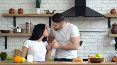 Eğleniyor, gülen ve mutfakta şaka genç Çift.