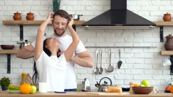 Jovem Casal Divertindo Cozinha — Vídeo de Stock