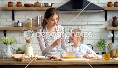 Anne ve kızı birlikte yemek. Yumurta doğru karışım kullanmayı öğretmek anne.