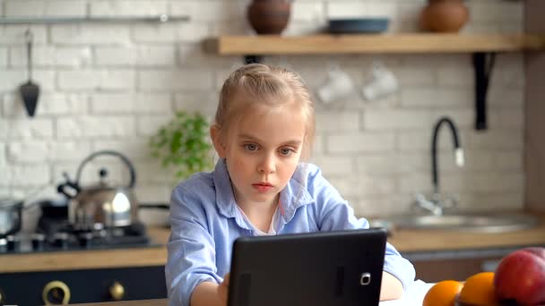 Χαριτωμένο Παιδί Κορίτσι Κοιτάζοντας Δισκίο Και Πανηγυρισμούς Καλές Ειδήσεις Κοιτάζοντας — Αρχείο Βίντεο
