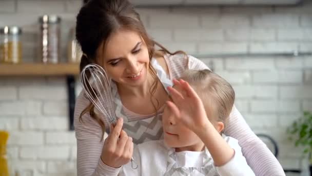 Mutter Gibt Tochter Schneebesen Sie Beginnt Eier Teller Mischen — Stockvideo