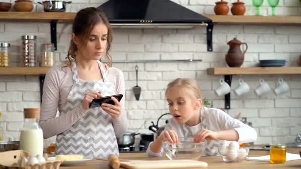 Madre Hija Haciendo Trampa Receta Lista Ingredientes Hija Buscando Harina — Vídeo de stock