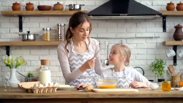 Mor Och Dotter Matlagning Tillsammans Mor Undervisning Att Blanda Ägg — Stockvideo