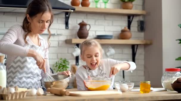 Madre Hija Cocinando Juntas Preparando Masa Mezclar Masa Tazón — Vídeo de stock