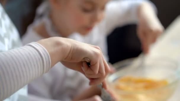 Nahaufnahme Mutter Tochter Kocht Zusammen Mädchen Mischt Teig Der Schüssel — Stockvideo