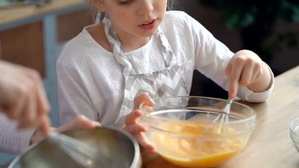 Niña Madre Preparando Masa Juntas Concéntrate Cara Chica Luego Bowl — Vídeos de Stock