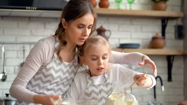 Linda Niña Vertiendo Harina Tazón Madre Enseñando Cocinar Hija — Vídeo de stock