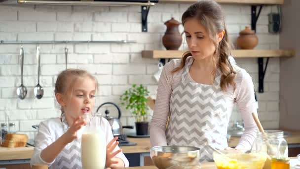 Miúda Liitle Bonito Derramando Leite Para Tigela Mãe Filha Preparando — Vídeo de Stock