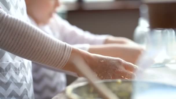 Cerca Madre Hija Amasando Masa — Vídeos de Stock