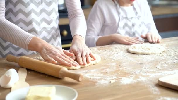 Bliska Ręce Matki Córeczkę Przygotowanie Ciasta Skupić Się Ciasto — Wideo stockowe