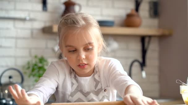 Lächelndes Kleines Mädchen Knetet Teig Mit Rollennadel — Stockvideo