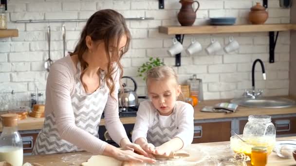 Madre Hija Amasando Masa Cocina Usando Pin Rollin — Vídeos de Stock