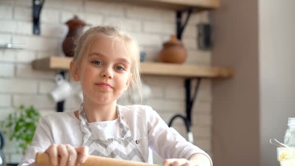 Hamur Yoğurma Kameraya Bakarak Sevimli Küçük Çocuk Kız — Stok video