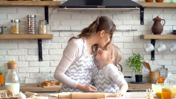 Feliz Madre Linda Niña Cocina Abrazando Mirando Cámara — Vídeos de Stock