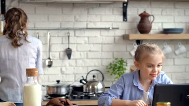 Kahvaltı Anne Hazırlanıyor Kızı Butterbread Vererek Görünümlü Mutfakta Tablet Ile — Stok video