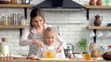 Anne ve kızı birlikte yemek pişiriyor. Hamur hazırlamak. Anne Teaching ona kız.