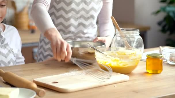 Mãe Ensinando Sua Filha Cozinhar Misturar Massa Com Batedor Concentra — Vídeo de Stock