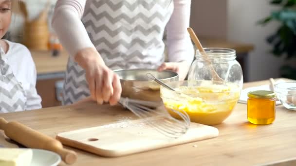 Mutter Bringt Ihrer Tochter Kochen Bei Teig Mit Schneebesen Verrühren — Stockvideo