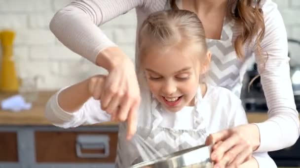 Nahaufnahme Mutter Bringt Ihrer Tochter Kochen Bei Teig Mit Schneebesen — Stockvideo