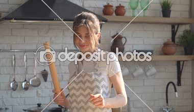 Ve mutfakta dans eğlenceli sahip genç kadın. Tutan rollin PIN.