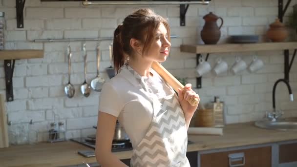Портрет Уставшей Счастливой Молодой Женщины Кухне Удержание Булавки — стоковое видео