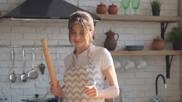 Mujer Joven Divirtiéndose Bailando Cocina Sujetando Pasador Rodillos — Vídeos de Stock