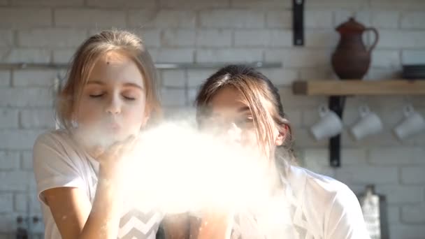 Dos Hermanas Madre Hija Soplando Harina Cámara Haciendo Nube Harina — Vídeos de Stock