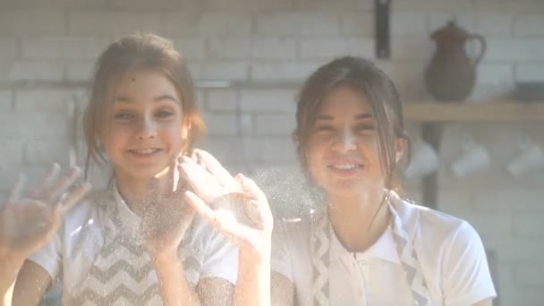 Dos Hermanas Madre Hija Saludando Las Manos Sonriendo Mirando Cámara — Vídeos de Stock