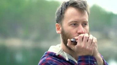 Genç sakal adam portresi üzerinde oynuyor.