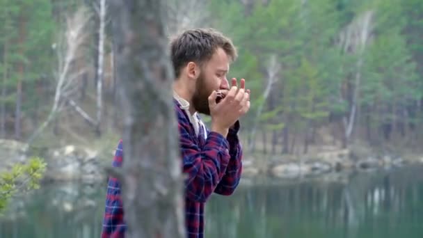 Hombre Caucásico Adulto Tocando Armónica Aire Libre Lago Fondo Steadycam — Vídeos de Stock