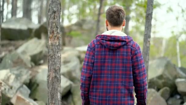 Hombre Caucásico Adulto Caminando Bosque Vista Desde Atrás — Vídeos de Stock