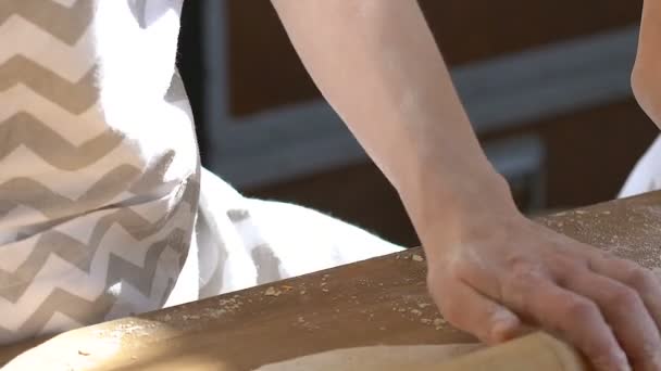 Dos Hermanas Amasando Masa Mesa Cocina Con Rodillo — Vídeos de Stock