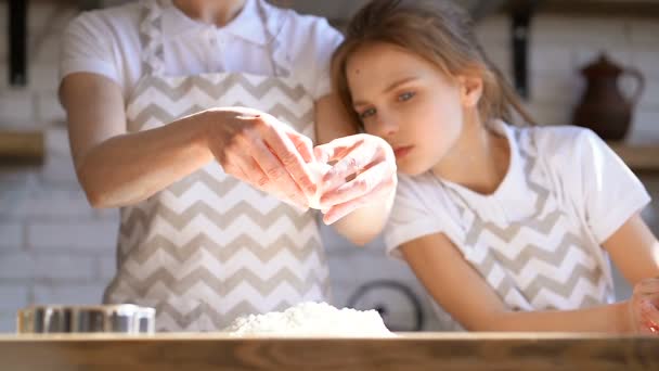 Deux Sœurs Mère Fille Préparant Pâte Cuisine Casser Oeuf Dans — Video