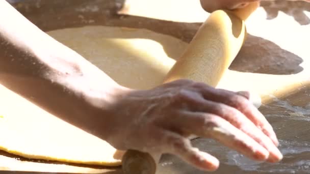 Fecha Mãos Femininas Amassando Massa Mesa Cozinha Usando Pino Rollin — Vídeo de Stock