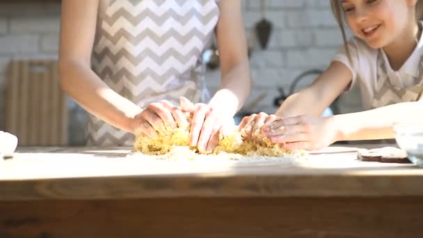 Hände Von Schwestern Beim Kneten Von Teig Der Küche — Stockvideo