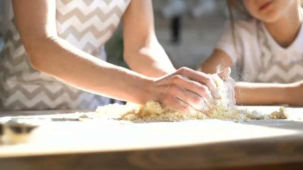 特写女性手在厨房桌子上捏面团 — 图库视频影像