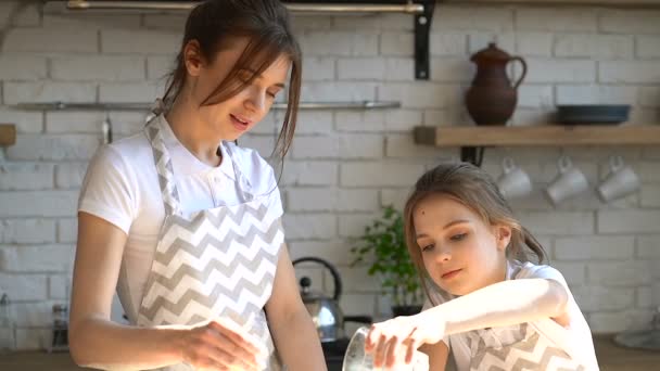 Dos Hermanas Madre Hija Preparando Masa Niña Sirviendo Leche Daugh — Vídeos de Stock