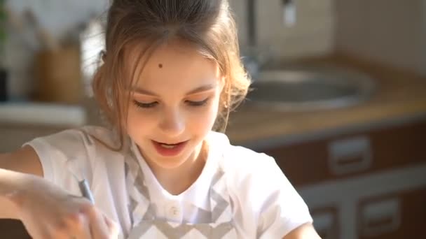 Close Retrato Menina Criança Amassar Ovos Tigela Usando Whisk Preparação — Vídeo de Stock