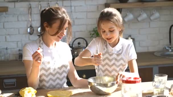 Kız Kardeş Birlikte Yemek Yapıyor Abla Yumurtaları Kasede Nasıl Karıştırdığını — Stok video