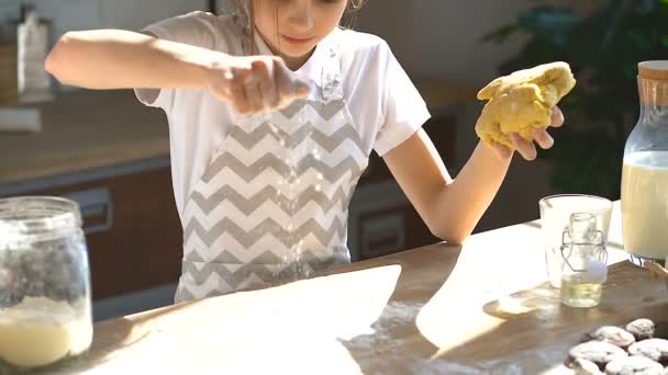料理を学ぶかわいい子供の女の子 テーブルの上に小麦粉を注ぎ 職場を準備する — ストック動画