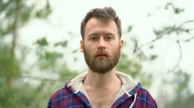 Genç adamın açık havada portresi. Steadycam atış.