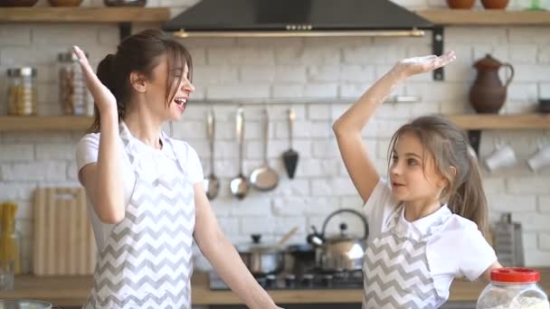 Две Сестры Веселятся Кухне Даю Пять Руками Муке Делаю Мучное — стоковое видео