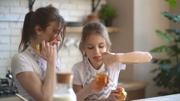 Δύο Αδελφές Στην Κουζίνα Δοκιμάζω Φαγητό Τρώω Μέλι — Αρχείο Βίντεο