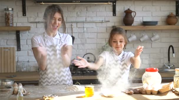 Dos Hermanas Disfrutando Diversión Aplaude Harina Risas Sonrisas — Vídeos de Stock